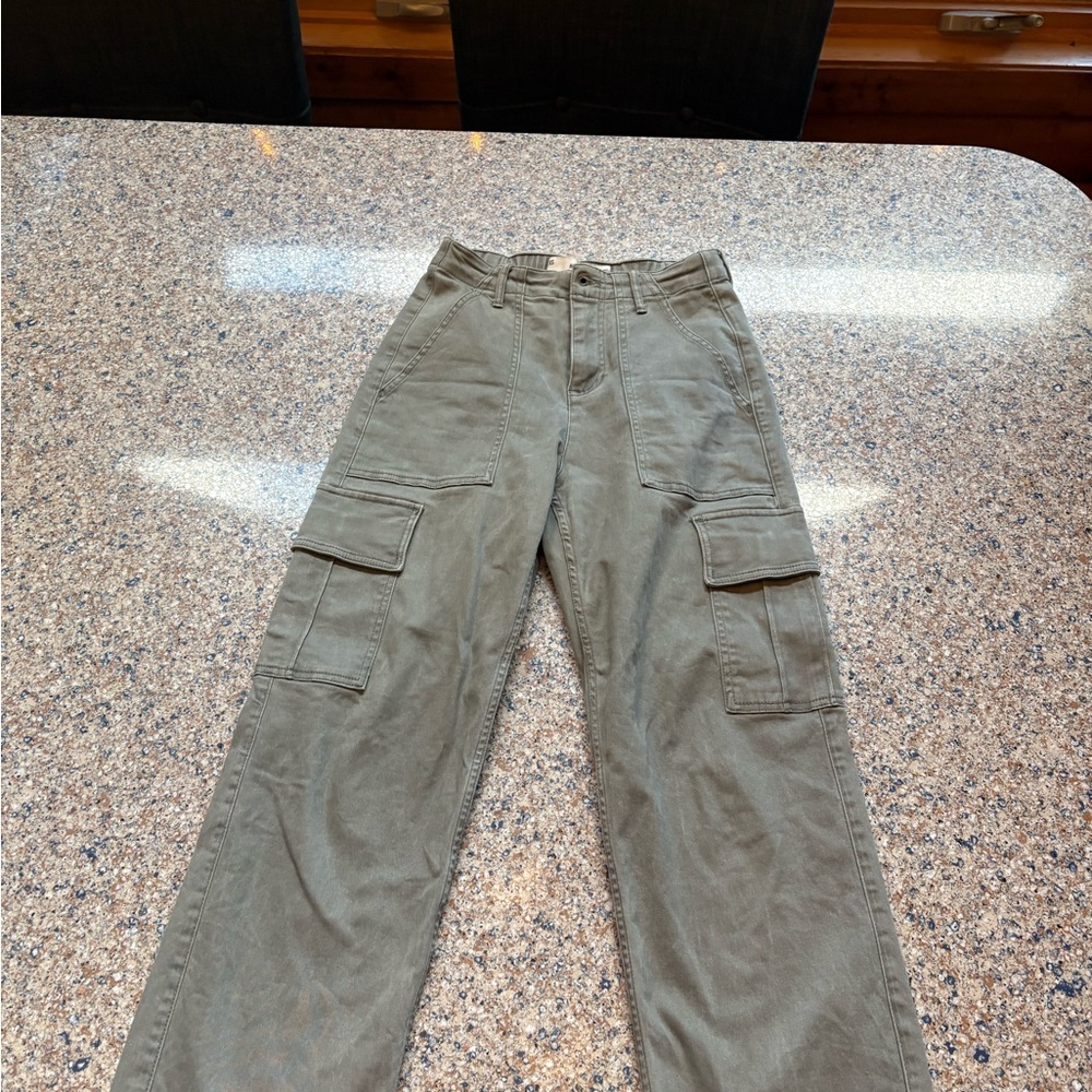 Hollister Cargo Pants in Khaki